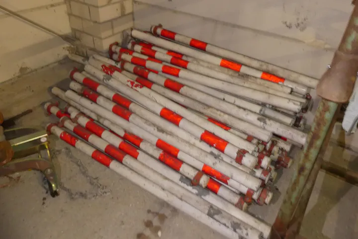 Konvolut Absperrstangen/Warnbaken, rot-weiß